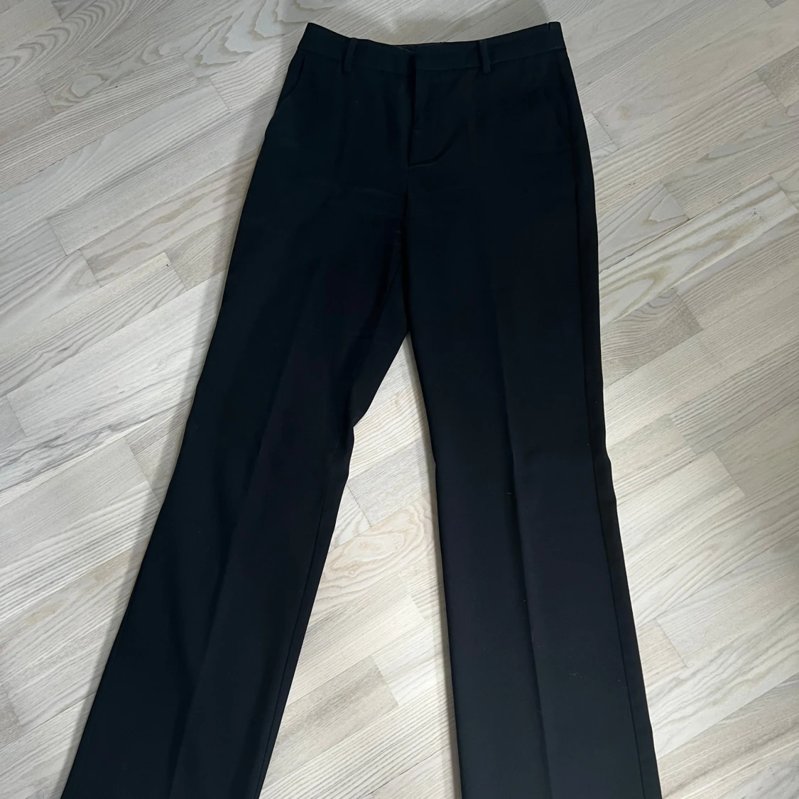 Svarta kostymbyxor