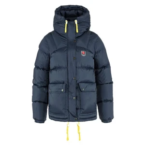 Blå dunjacka från Fjällräven expedition  - Säljer en blå dunjacka från Fjällräven med gulddetaljer och en praktisk huva. Jackan har en quiltad design och flera fickor med knappar. Perfekt för kalla dagar! Jackan är inte down utan större än de vanliga. Mycket bra skick förutom en liten skråma på sista bilden men märks inte av ett dugg! Priset är inte hugget i sten!