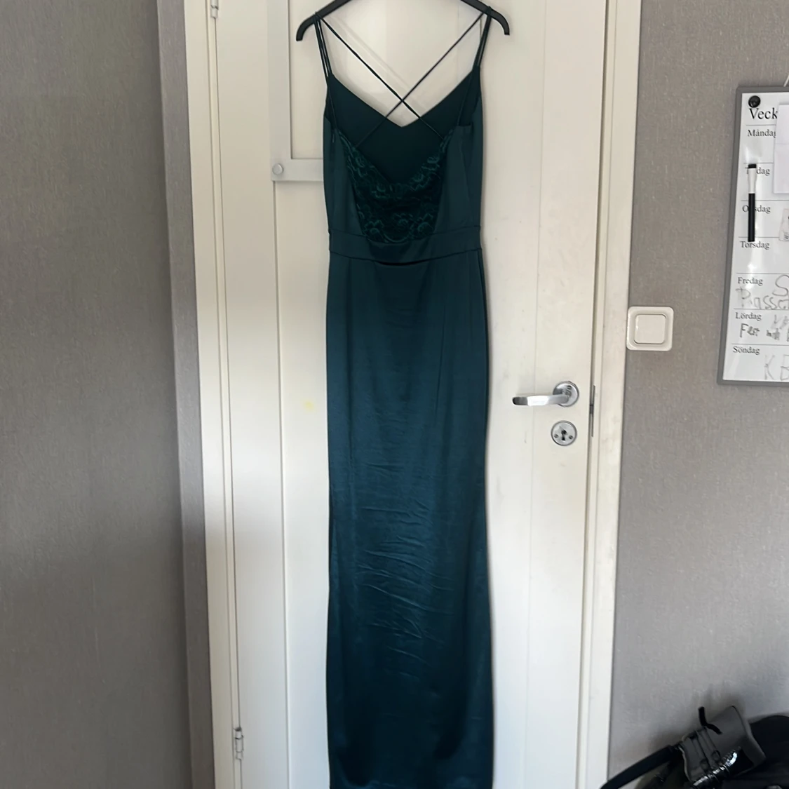 Mörkgrön långklänning med spetsdetaljer - 1