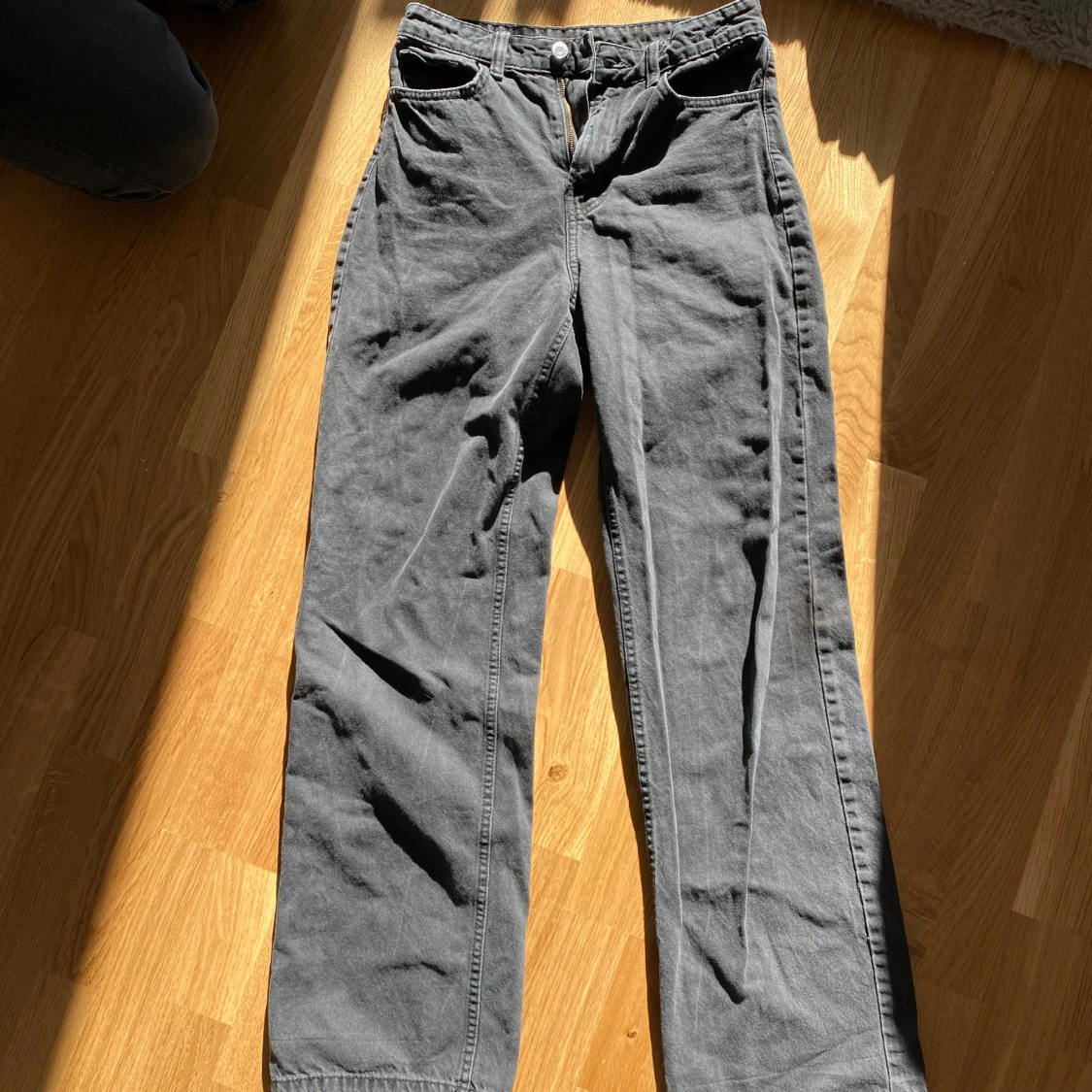 Gråa wide jeans från &Denim