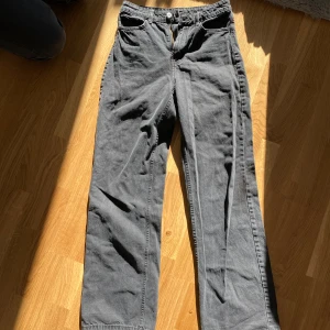 Gråa wide jeans från &Denim - Säljer ett par gråa wide jeans från &Denim. Knappt använda i bra skick! 🩶😊