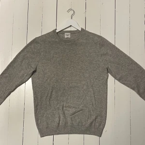 John Henric Kashmirtröja - Säljer en stilren grå 100% kashmirtröja från John Henric, tröjan är i ett bra skick och nypris ligger på 2200. Hör av er vid eventuella frågor!