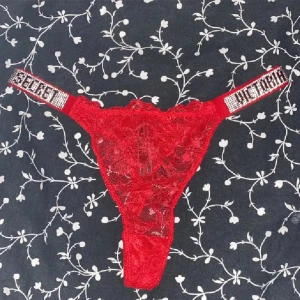 Röda Victoria secret underkläder - Helt nya och oanvända spets trosor från victoria secret. Köptes från deras hemsida.  Är storlek M men passar oxå S. Köparen står för frakten 🩷finns oxå i färgen svart. En för 299Kr . Paketpris för båda 399kr