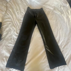 Super fina skinnbyxor❣️ - Snygga svarta skinnbyxor från Zara!