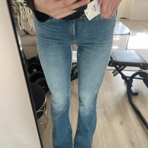 ONLY tall Jeans - Jättesnygga jeans från ONLY, helt nya och aldrig använda. Det finns en liten fläck som jag inte vet var den kommer ifrån, men jag har inte testat att tvätta dem – den kanske går bort då. 