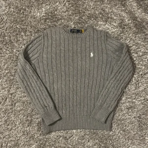 Ralph lauren kabelstickad sweatshirt - säljer nu min tvärfeta ralph lauren sweatshirt. köpt på zalando för ett par månader så den är garanterat äkta. köptes för 2000 säljer för 700 men priset är ej hugget i sten storlek L men sitter ganska slim. skriv vid minsta fundering