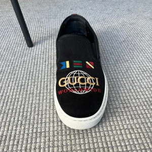 Gucci skor(sällsynta) - Säljer nu mina Gucci skor som jag knappt använt då dem är lite stora. De ända tecknet på användning är under sulan på skon där dem är lite smutsiga men går att tvätta bort!