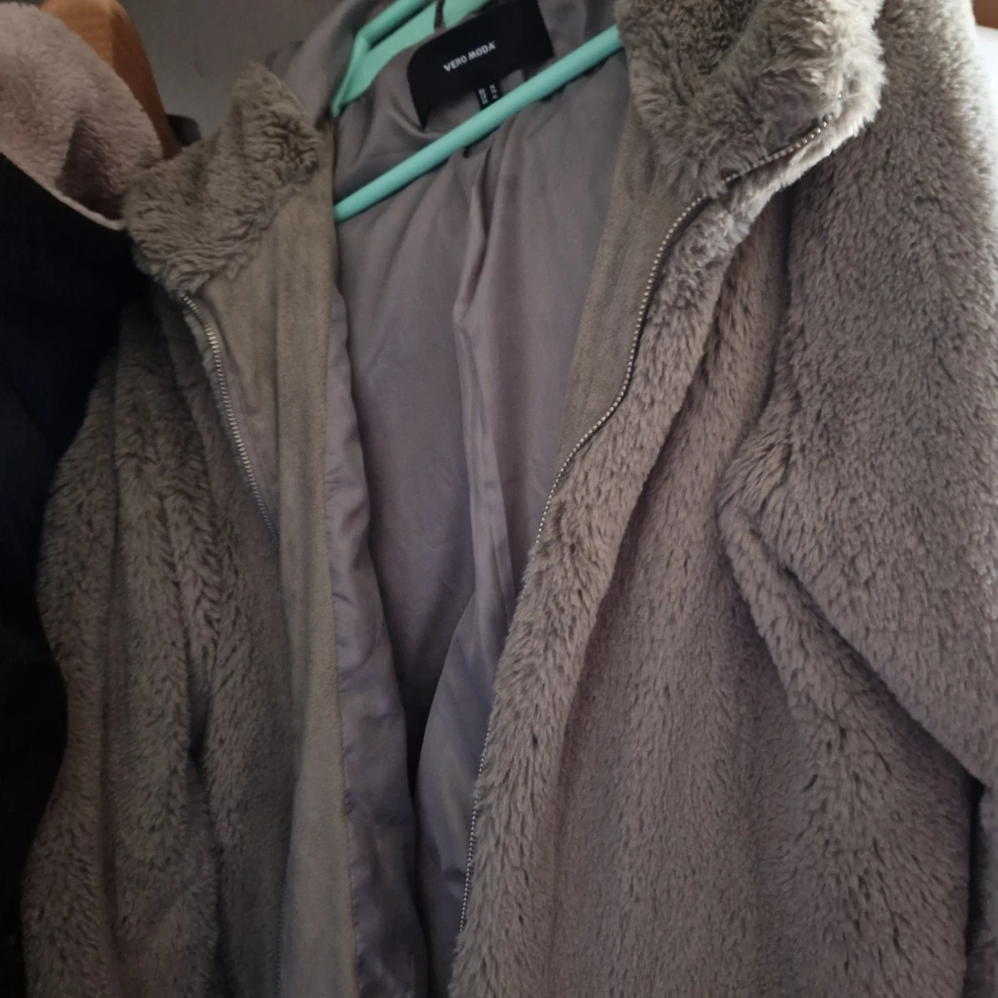 Beige/taupe fuskpäls jacka från Vero Moda - 1