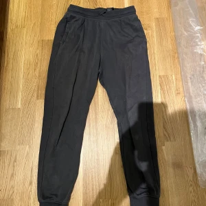 Mjukisbyxor, Storlek S - Ett par gråa mjukisbyxor i storlek S till salu, Byxorna är från det kända varumärket H&M, Perfekt till träning, vardagen osv.  PRIS KAN DISKUTERAS!