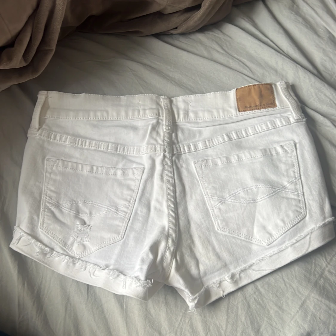 Vita jeansshorts med slitningar - 1