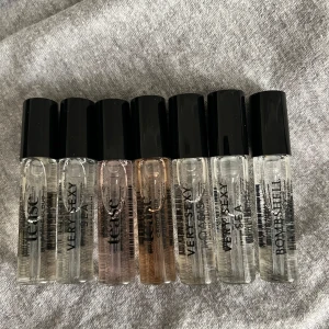 Parfymprover från Victoria's Secret - Säljer ett set med sju parfymprover från Victoria's Secret. Små flaskor med svart lock, perfekta att ha med i väskan. Innehåller olika dofter som Very Sexy och Bombshell. Vissa är endast testade. 