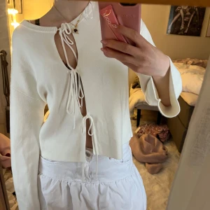 Kofta med knytband  - Intressekoll på min fina kofta! Väldigt bra kvalitet på materialet💖 Perfekt till sommaren. Kom gärna med prisförslag!