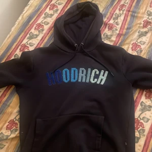 Svart hoodie från Hoodrich - Säljer mörk blå hoodrich med många olika toner av blå som logga. Storlek s och väldigt bekväm. Jag säljer denna tröjan för den blivit för liten. 