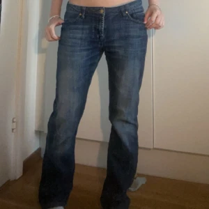 Lågmidjade jeans från Hexeline - Jätte snygga blåa jeans från Hexeline! De är typ bootcut och har en fin design på backfickan💕Midja: 38 cm rakt över, Längd: ungefär 78 cm💗💗