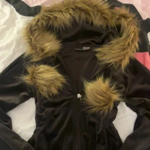 Fur hoodie med vingar - Fin zip up i velour från märket Gina tricot men har sattit på vingarna och pälsen, storlek s men sitter bra på mig löst som har xxs och är 157. Skriv för frågor eller mått💕