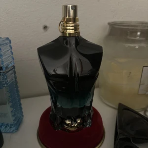 Le Beau Le Parfum Jean Paul Gaultier - Le Beau Le Parfum från Jean Paul Gaultier är en herrparfym, har sprayat 5 gånger totalt. Mer frågor och bilder löser vi privat. Otroligt bra till sommaren/höst/vår. Hör av dig vid frågor/bilder. 👍🏻