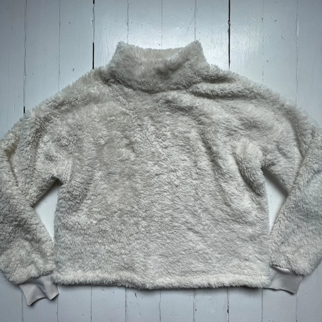 Vit fluffig fleece-tröja från SOC