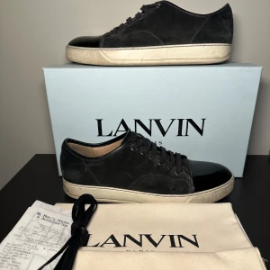 Lanvin skor - Säljer dessa riktigt snygga Lanvin skorna i storlek UK9 vilket motsvarar 43 och i skick 7,5/10. Med köp av skorna ingår box, 2 dustbags, snören och kvitto! Orginal pris - 5200kr Vårat pris 2799kr. Priset är ej hugget i sten! Skriv vid minsta lilla fundering!🙌