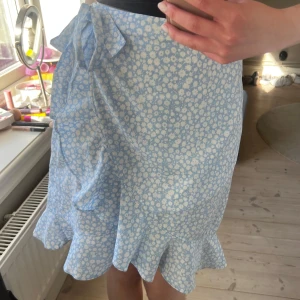Superfin omlottkjol 🩵 - Supersöt ljusblå omlottkjol från Vero Moda! I storlek XS men passar S också 🩵Inga defekter och använd fåtal gånger 🥰