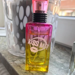 Kiss Me Eau de Parfum 50 ml - Säljs den parfym för har kronisk migrän, då måste bli av med alla parfymer :( den var köpt på h&m. Den är nytt och oanvänt 