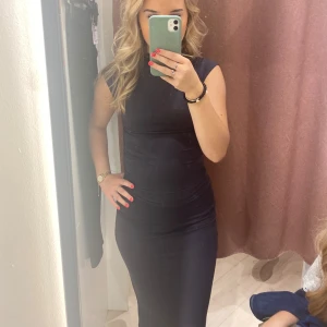 grå soft touch kjol - Säljer en grå kjol  med tight passform. Kjolen har en enkel och stilren look, perfekt för dig som gillar minimalistisk stil. Materialet är slätt och följsamt. Slutsåld; nypris 350