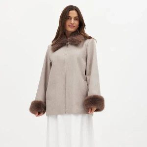 Beige kappa med fuskpälsdetaljer - Säljer en stilren beige kappa med mjuka bruna fuskpälsdetaljer vid krage och ärmslut. Jackan har rak passform, dragkedja framtill och långa ärmar. Perfekt för dig som vill ha en klassisk look med en twist. Köpt för 1100kr. Helt ny och oanvänd, därav inga defekter!🤎