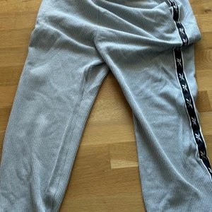 Grå ribbade mjukisbyxor med svart band - Grå mjukisbyxor med ribbad struktur och svart dekorband längs sidorna. Båda för 300 en för 160kr lappen kvar används ej nypris 400st ljusgrå i storlek m mörkgrå i storlek S men passar M