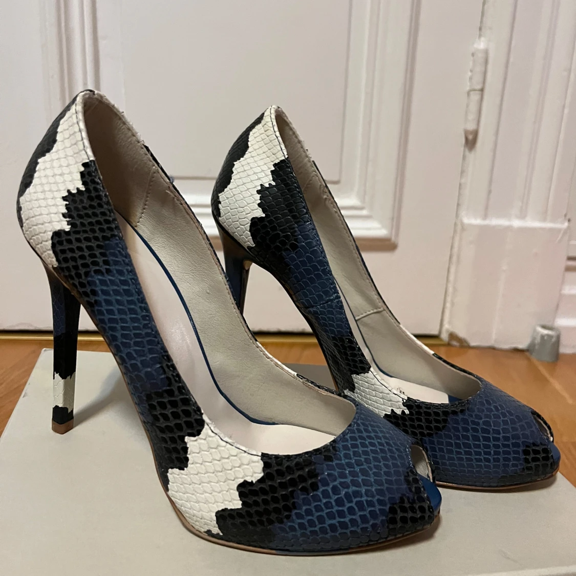 Blå och vita pumps med ormskinnsmönster från May Pusenia