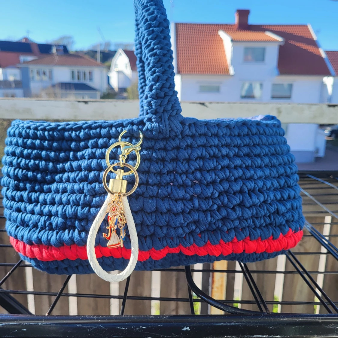 Handgjord blå stickad handväska med röda detaljer - 2