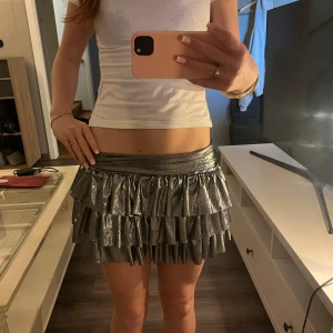 Silvrig kjol!! - Skitsnygg silvrig kjol som jag köpt på marknad utomlands💘därav vet jag inte märke eller storlek men skulle säga storlek S !! 