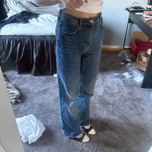 Blå raka jeans - Klassiska blå jeans med rak passform och normal midja. Från Zara, aldrig använda 