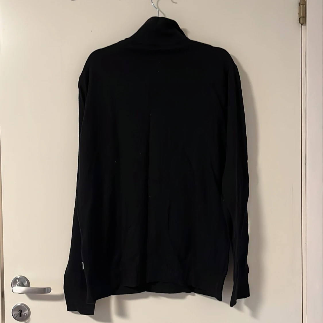 Svart tröja med dragkedja  - 1