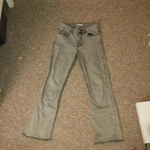 Grå jeans från g perfect jeans - Grå jeans med klassisk femficksdesign och raka ben från g perfect jeans. Byxorna har normal passform och är tillverkade i denim. Perfekta för dig som gillar en enkel och stilren look.