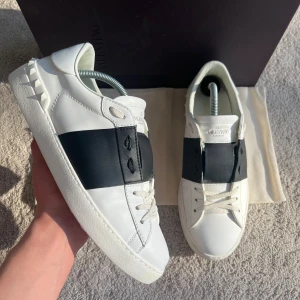 Valentino open  - Säljer nu dessa sjukt snygga Valentino open i färgen svart skick 9/10 Storlek 42 Endast använda 1 gång Pris 2799kr | Ingår box  dustbag extra snören valentino kort 