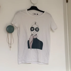 Jackie t shirt💞 - Så snygg t shirt med coolt tryck från Jackie. Storlek S💞lite skrynklig på bilden men de kan jag fixa👍🏻