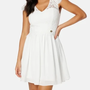 Vit spetsklänning  - Superfin vit klänning från Chiara Forthi med spets upptill och v-ringning. Perfekt för student eller sommarens fester!🌸☀️