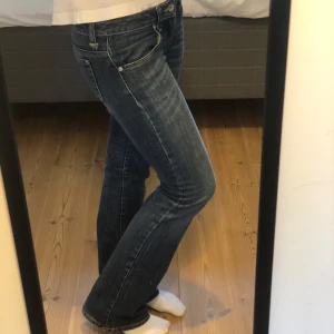 Lågmidjade jeans  - Midjemått tvärsöver: 38 cm Inerbenslängd: 79 cm Midjehöjd: 17 cm. Så snygga lågmidjadeshorts jeans som jag köpte här på plick men bara använda av mig ca två ggr och är i jättebra skick! Bara att skriva vid frågor💕