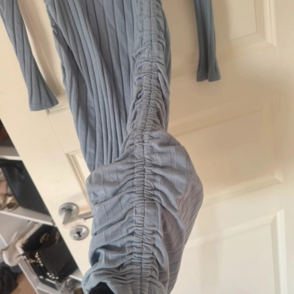 Ljusblå ribbad långklänning med rynkade detaljer - 1