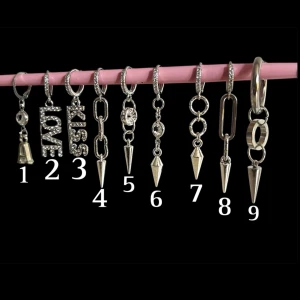 Silvriga örhängen med hängen - Silvriga örhängen- Skriv siffran på de/ dom örhängena du vill köpa. Om du köper ett örhänge kan du bara skriva siffran till mig och köpa direkt, vill du köpa flera (eller ett par av en siffra) så skriver du vilka siffror så justerar jag priset. Alla örhängen på bilden är styck men går som sagt att köpa par. Köper du bokstavs örhängen skriv även med bokstav då. Handgjorda, nickelfria, rostfria. (Bokstaven på bokstavs örhänget är gjord i akryl)