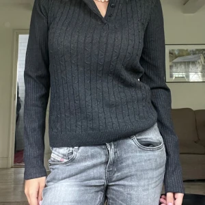 Mörkgrå ribbad pikétröja - Säljer denna supersnygga mörkgrå pikétröja från Zara, den ger en klassisk look och går att stylea med vad som!🤩 Den har prislappen kvar så den är helt ny (aldrig använd), säljer för 150 kr