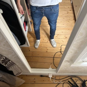 Replay anbas - Säljer ett par blå Replay Anvas Hyperflex jeans med klassisk femficksdesign och smal passform. Jeansen har normal midja och är tillverkade i stretchigt material för extra komfort. Perfekta för dig som gillar en modern och stilren look. Passar 30/30 men är storlek 29/30