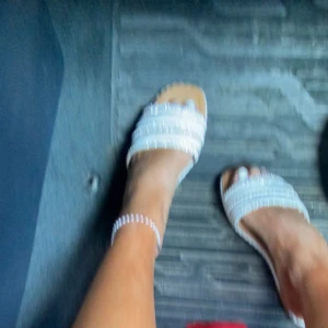 Vita sandaler med glittriga band - Köpta i västkusten slutet på förra sommaren