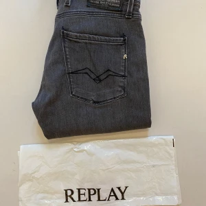 Gråa replay anbass jeans - Gråa replay anbass jeans (Storlek W30 L34) Mycket bra skick ||  Pris kan diskuteras ||  Skriv vid minsta fråga eller fundering💯🤝