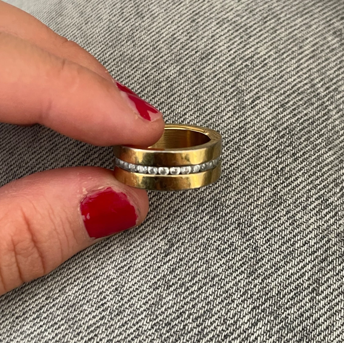 Bred guldfärgad ring med stenar från Edblad 