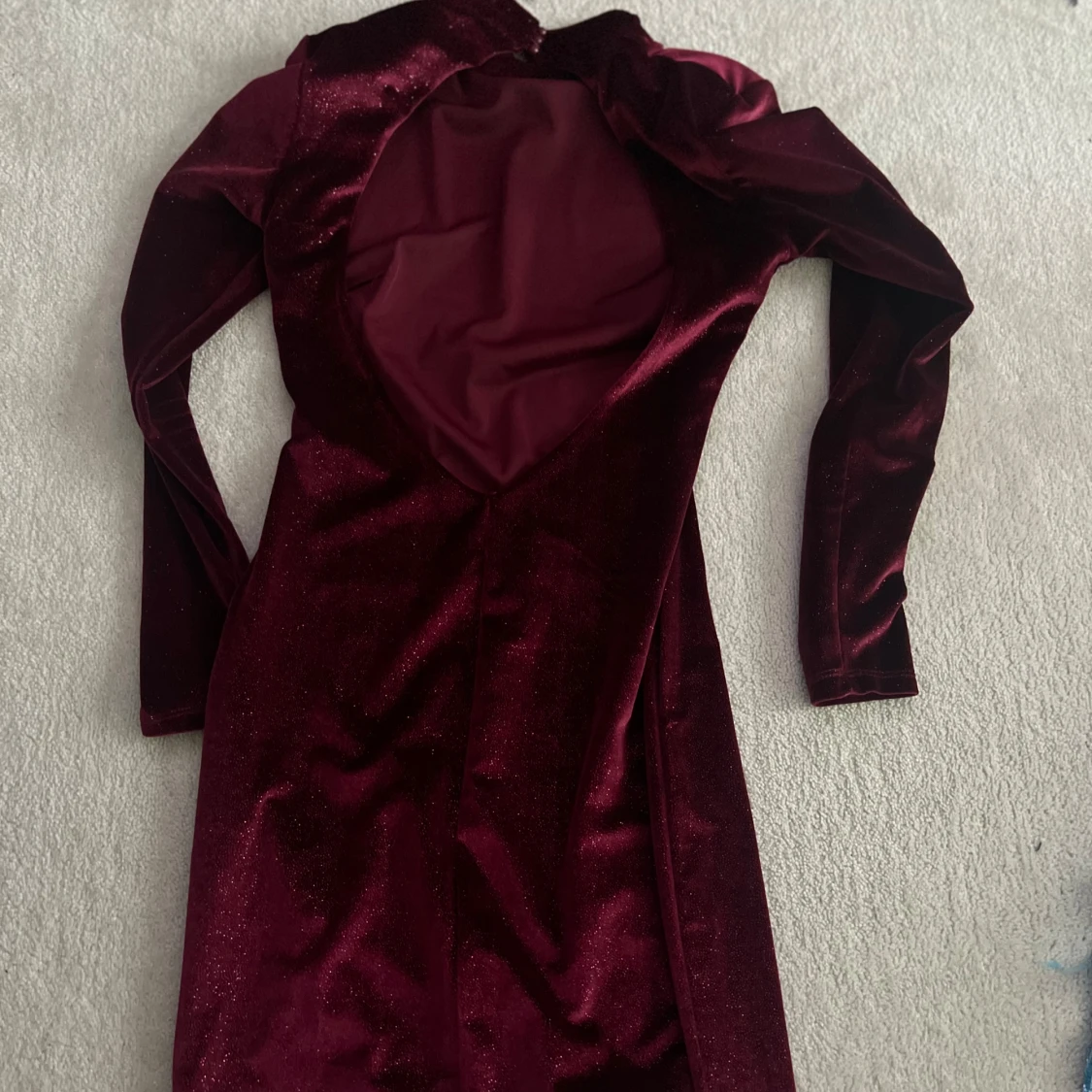 Vinröd sammetsklänning med öppen rygg - 1