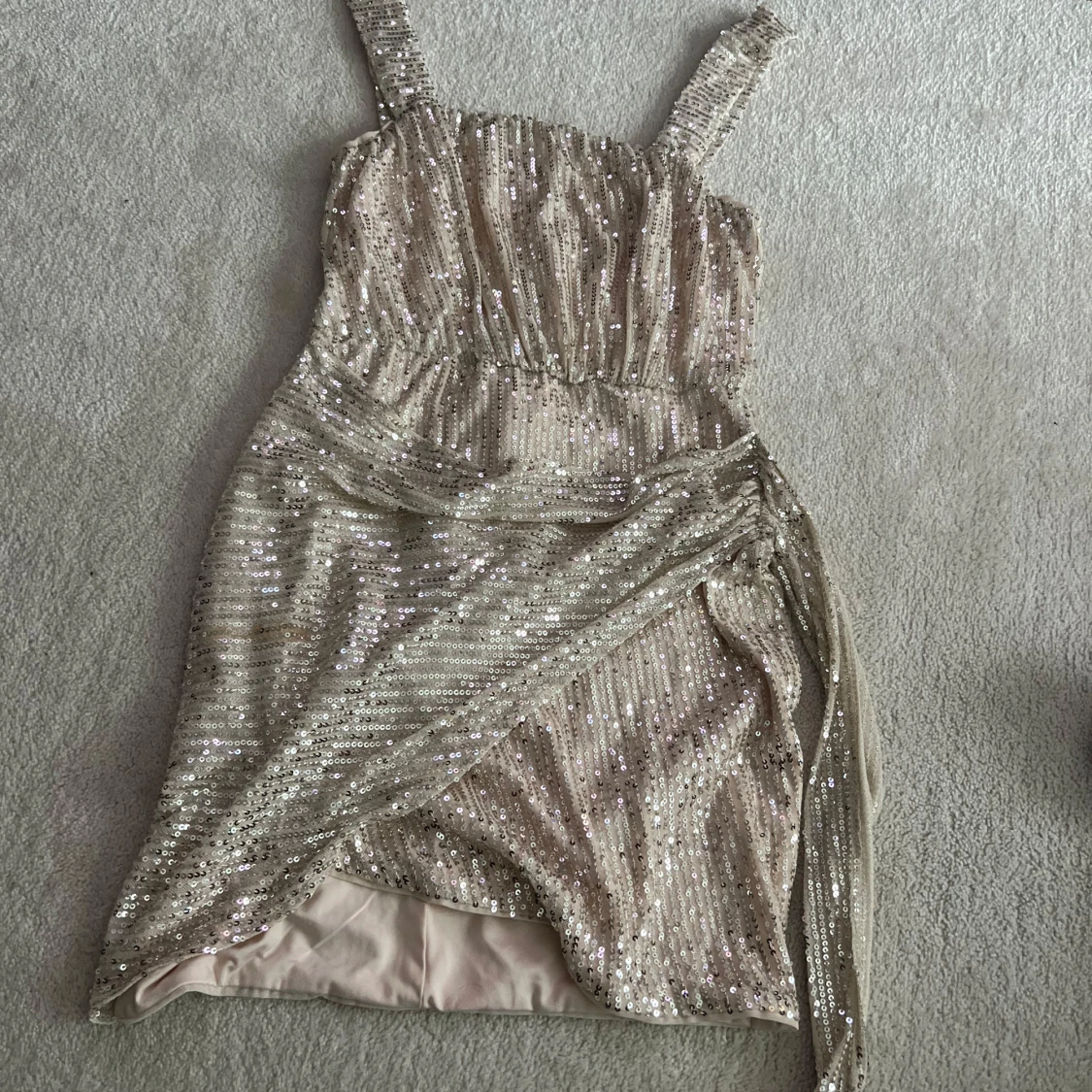 Glittrig kort klänning med omlott och paljetter