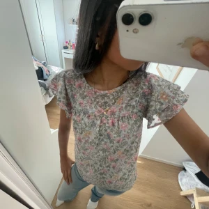 Blommig blus  - Söt somrig blommig blus med korta volang ärmar💖🥰
