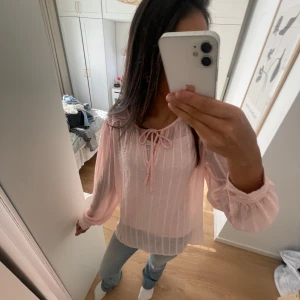 Ljusrosa blus - Säljer en söt ljusrosa blus💖perfekt för vår & sommar🥰