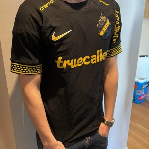 AIK t-shirt - Säljer en svart AIK fotbollströja från Nike. Perfekt för dig som vill visa ditt AIK-stöd.