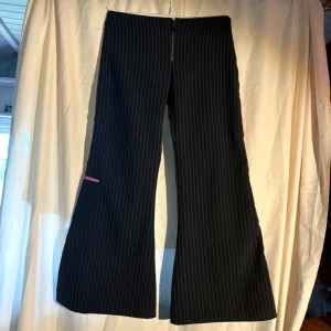 Svarta byxor med rosa detaljer från C.U.M clubwear - Köpte dessa uppe i Stockholm för några år sedan i C.U.M clubwear. Det är ett par byxor som är sydda av ägaren enligt arbetaren som jobba den dagen. Hitta de i en låda där. Dom är fantastiskt snygga och sköna men lite för små på mig som är M. Så tror de skulle sitta bättre på en S.